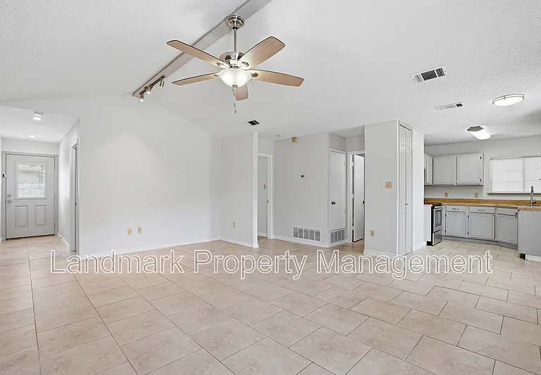1122 Hidden Creek Dr — Photo 10