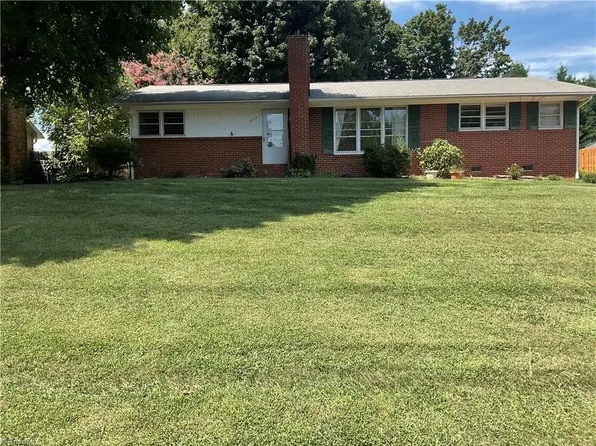 2912 New Hanover Dr, Greensboro, NC 27408