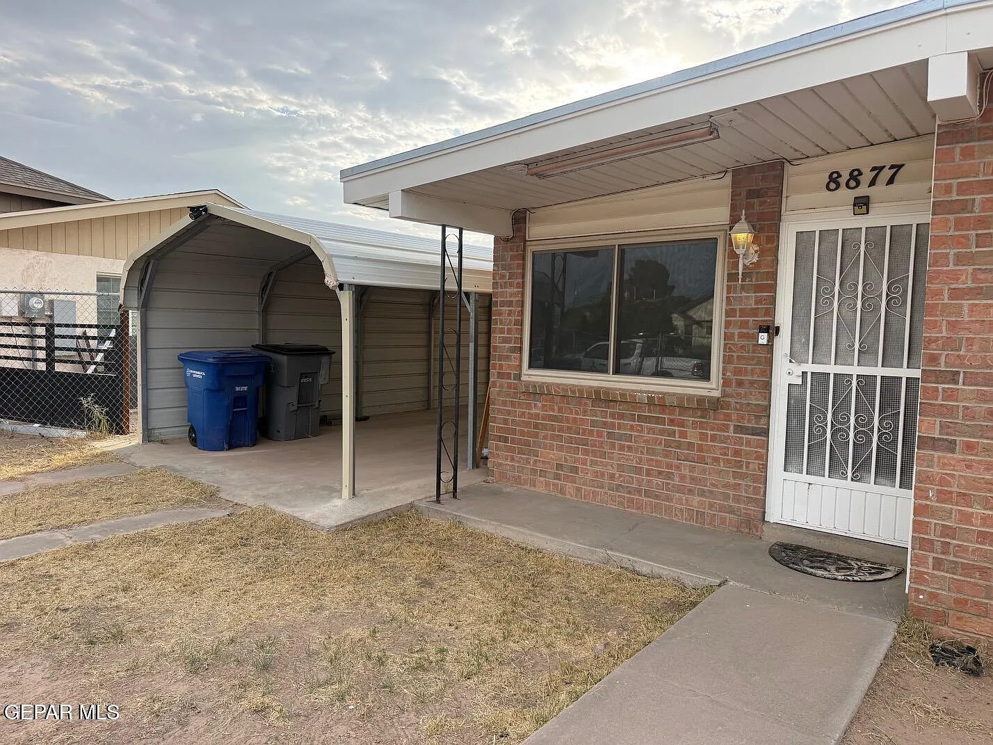 3 bed, 1.0 bath, 909 sqft, $1,250 — Photo 1