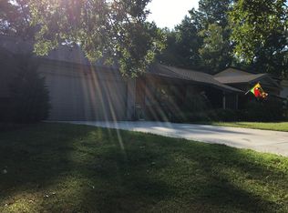 1762 Schuetz Rd, Saint Louis, MO 63146