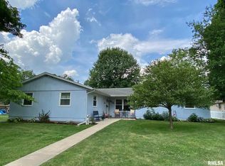 611 W Lincoln Ave, Petersburg, IL 62675