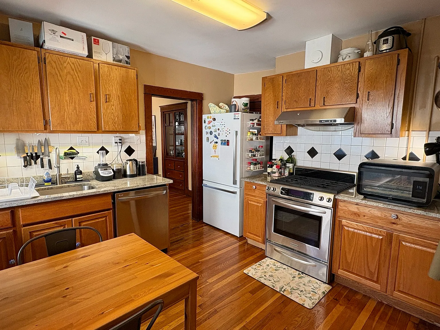 4 bed, 2.5 bath, 9999 sqft, $6,500 — Photo 1