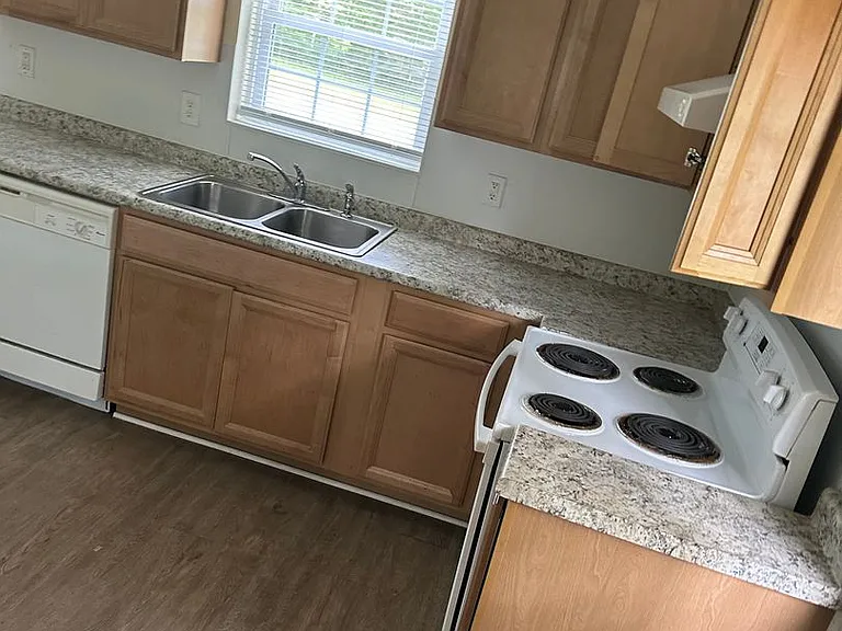 523 Hilltop Dr — Photo 4