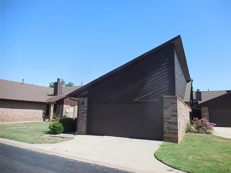 4709 Hemlock Ln — Photo 1