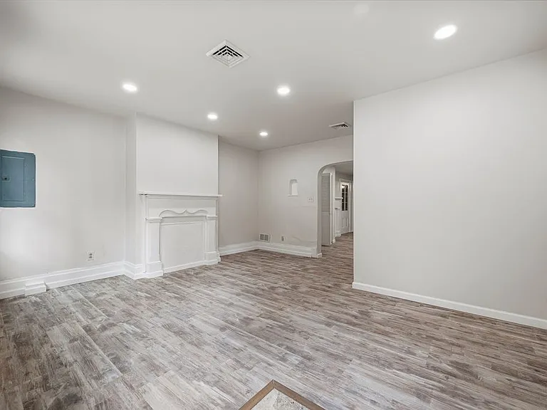 2129 Sarah St — Photo 6