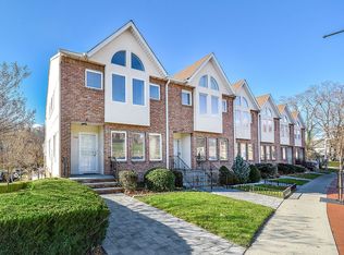 238 Glen St, Glen Cove, NY 11542
