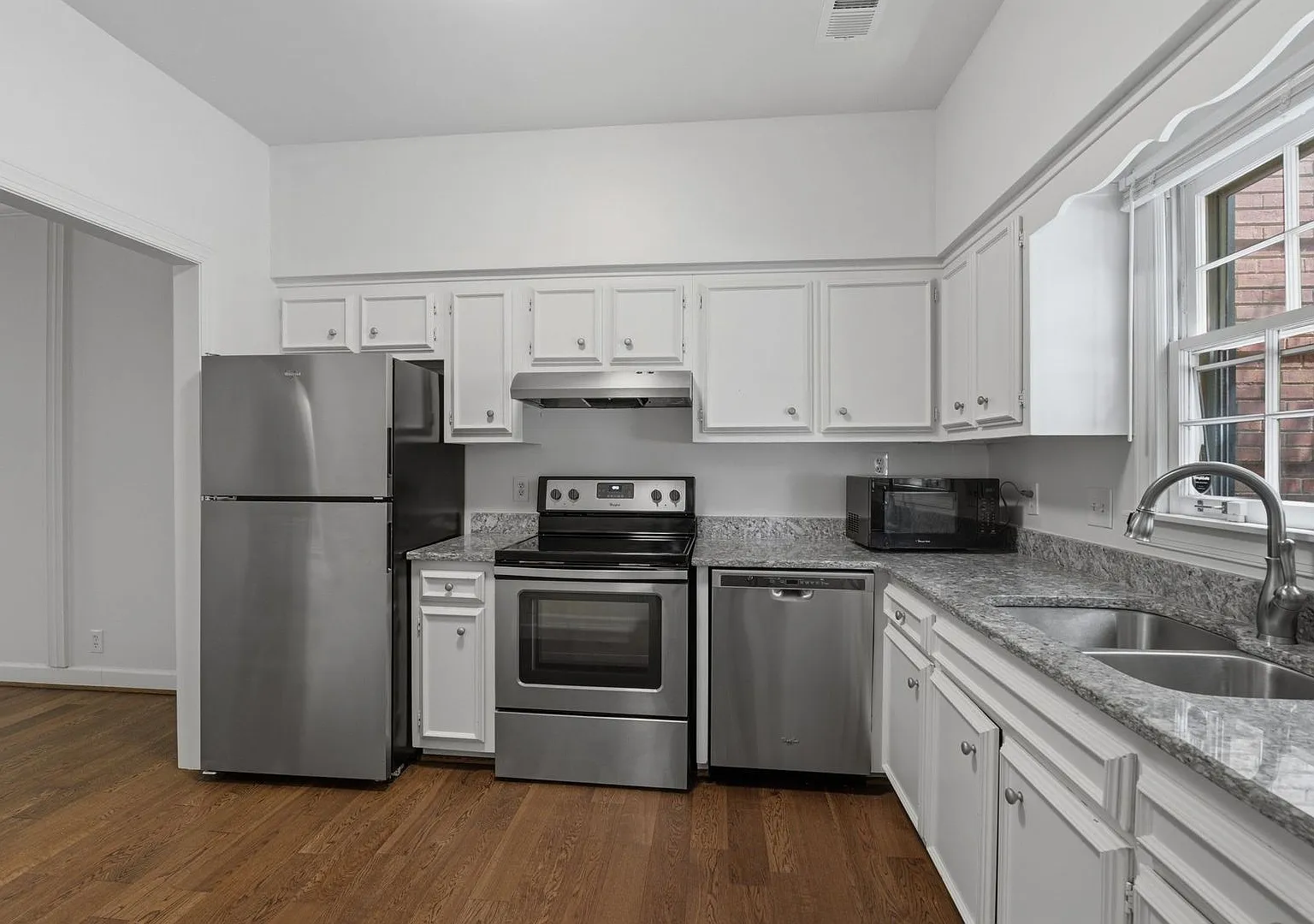 Charming Townhouse in Green Hills — Photo 4