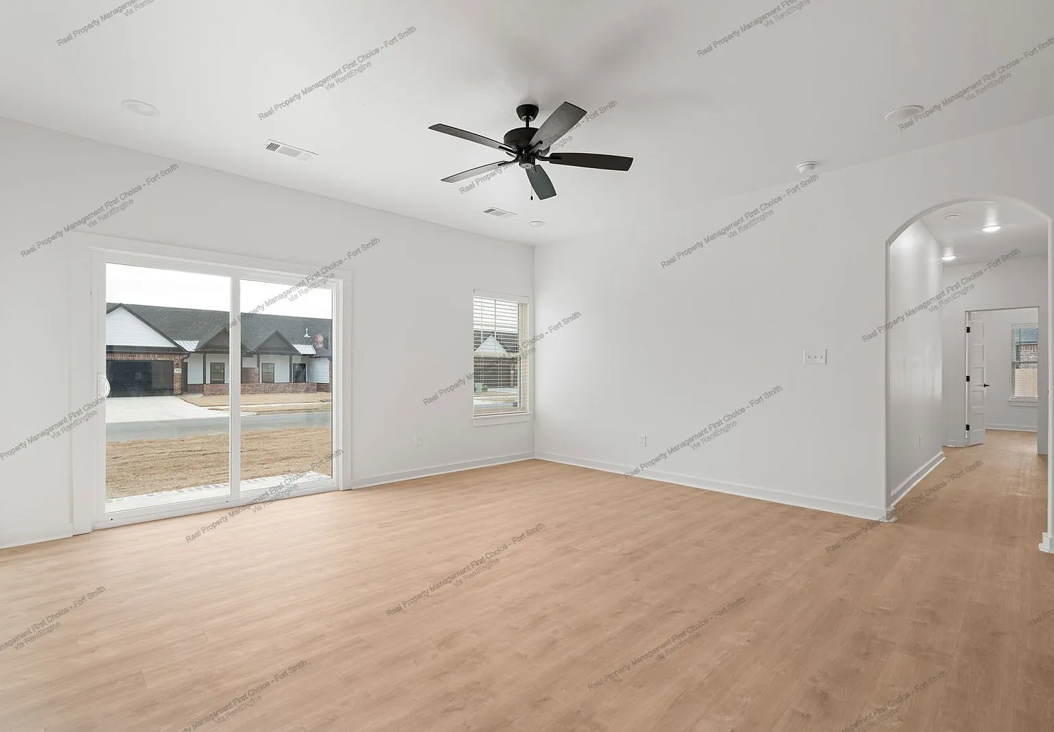 3 bed, 2.0 bath, 1399 sqft, $1,550 — Photo 4