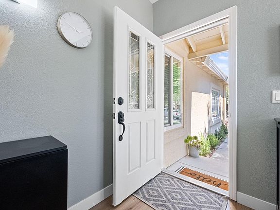 5th image of 984 Foothill Drive