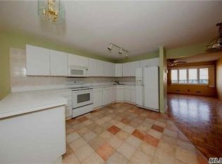 829 Plum Tree Rd W, Westbury, NY 11590