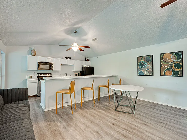 Indian Creek Apartments — Photo 17