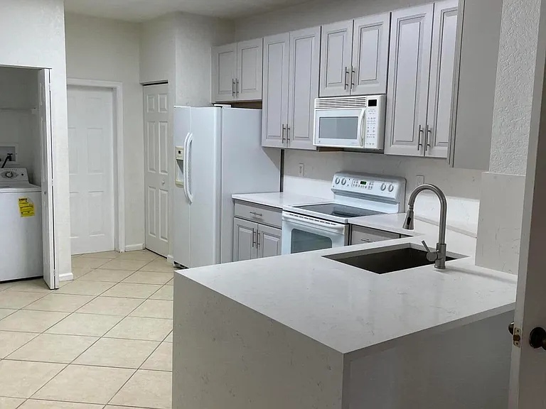 3909 Tree Top Dr #3909 — Photo 3