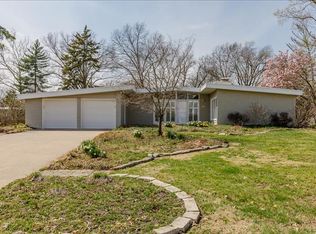 755 Pebbleshire Ln, Saint Louis, MO 63122