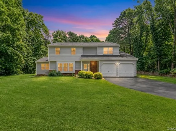 11 Bates Lane, Ridge, NY 11961