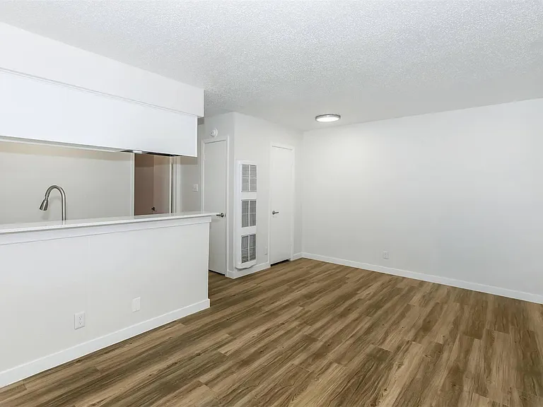 609 E 45th St #104 — Photo 3