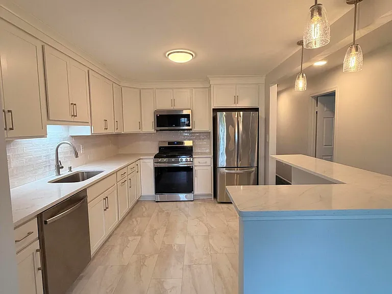 36 Racquet Rd — Photo 8