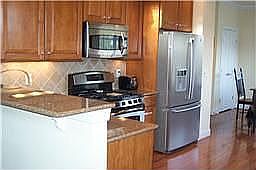 Granite, SS appl. gas range, convection oven, bkfst bar