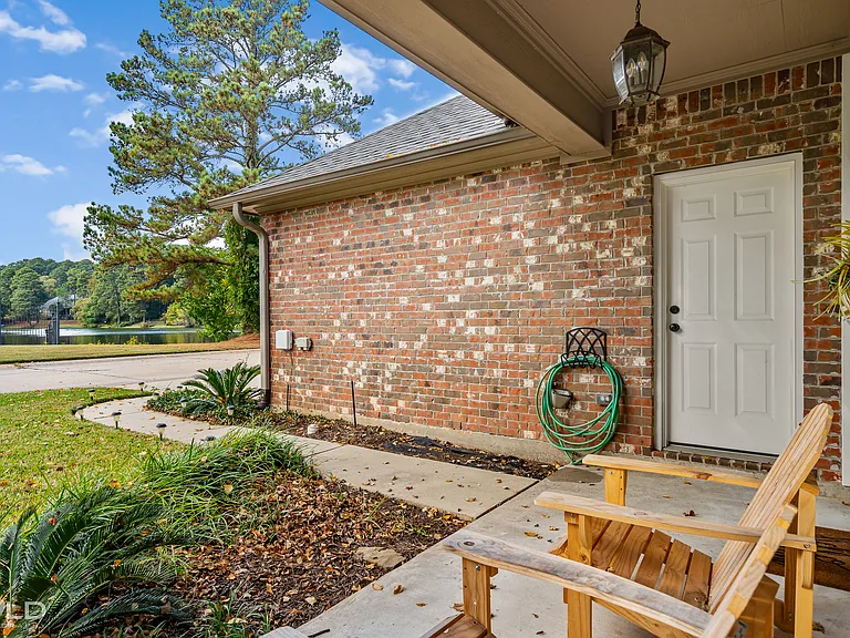 8915 Glenmora Dr — Photo 2