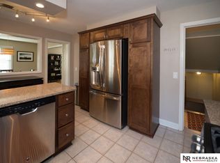 125 S 69th St, Omaha, NE 68132