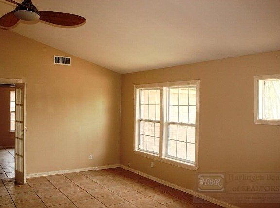 5th image of 2221 N Parkwood Dr