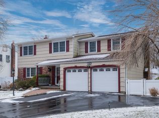 308 Mount Pleasant Rd, Hauppauge, NY 11788