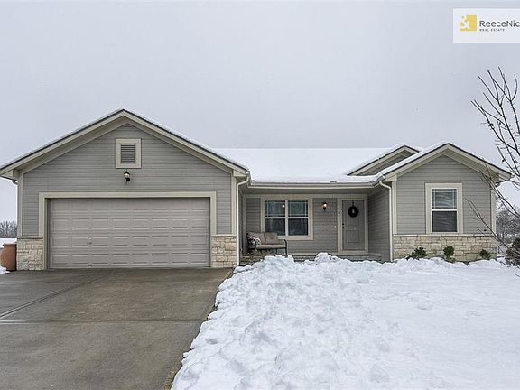 Such a great elevation with wonderful rock accent.