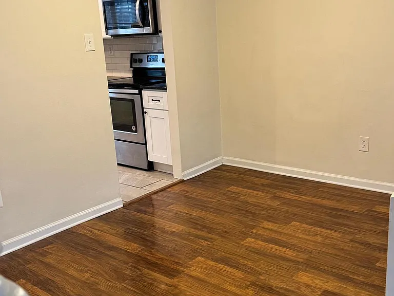 204 Livingston Ct — Photo 4