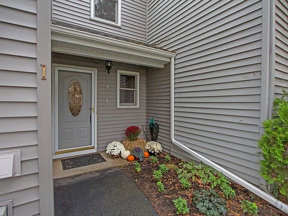 2nd image of 1 Lexington Ct