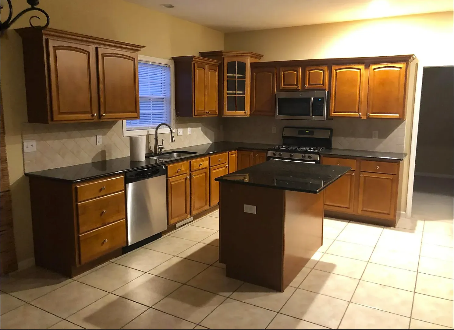 4 bed, 2962 sqft, $3,200 — Photo 4