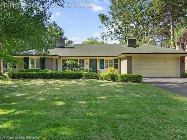 29 Hampton Rd, Grosse Pointe Shores, MI 48236