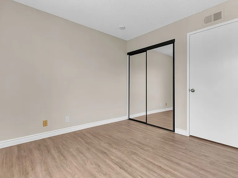 89 Stanford Ct — Photo 16
