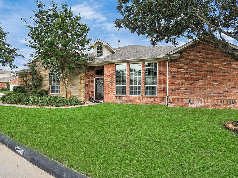 8624 Sunset Loch Dr — Photo 1