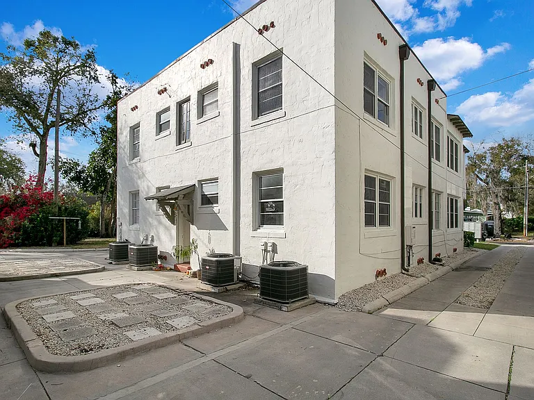 714 E Harwood St — Photo 9