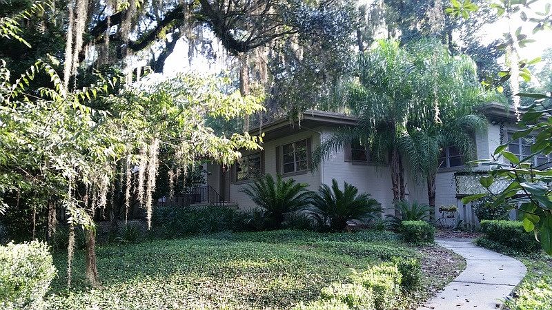 2nd image of 221 SW 27th St