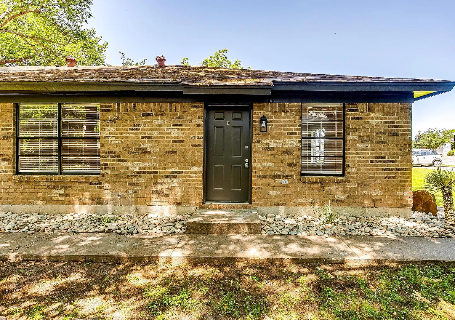 101 W Eldred St - B — Photo 1