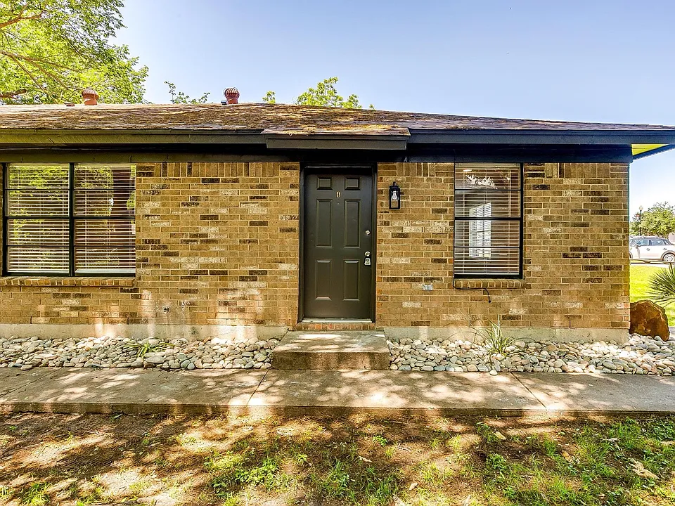 101 W Eldred St #B