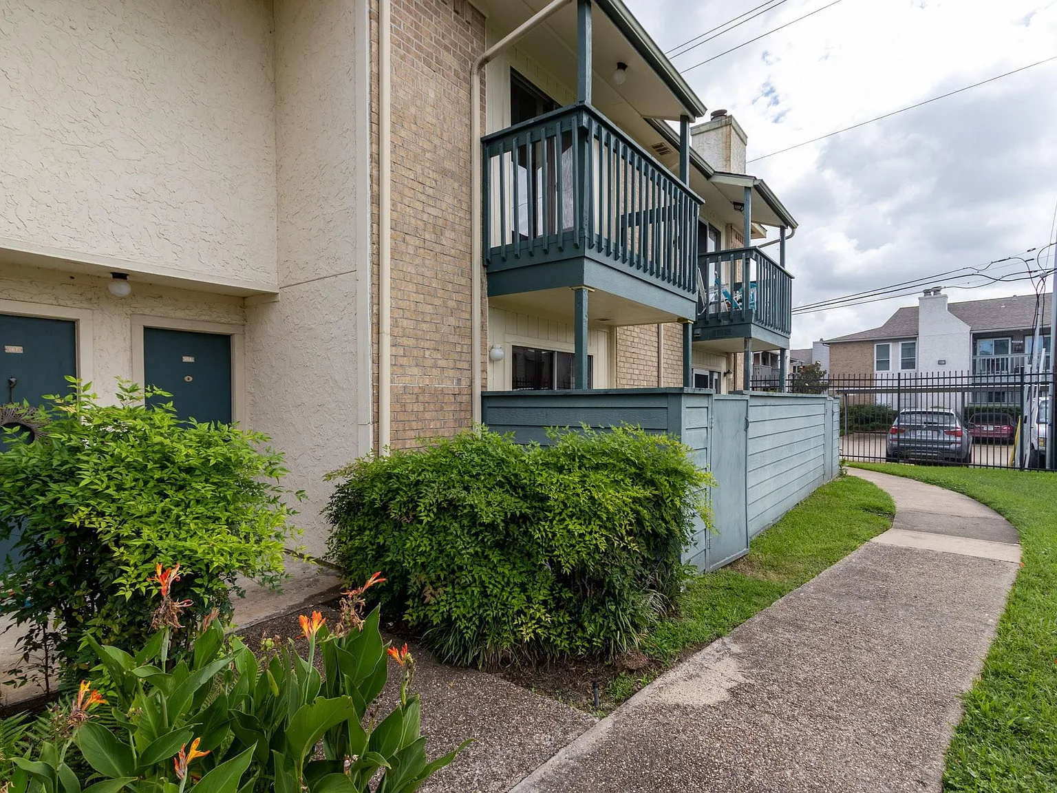 1 bed, 1.5 bath, 964 sqft, $1,350 — Photo 2
