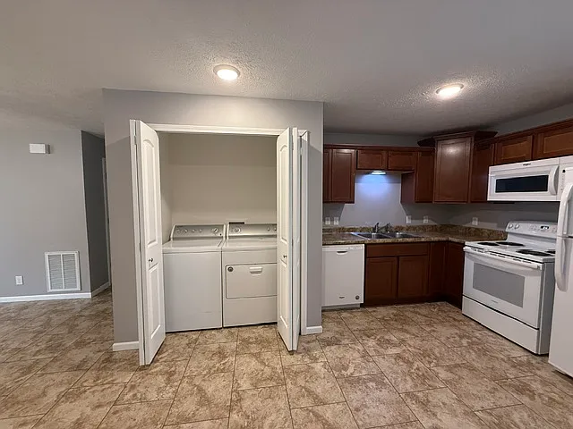 911 N Riverside Dr #5 — Photo 5