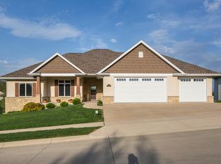 3416 Peach Tree Ln, Dubuque, IA 52002
