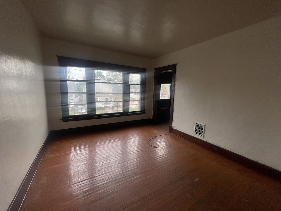 1st image of 122 Humber Ave #2