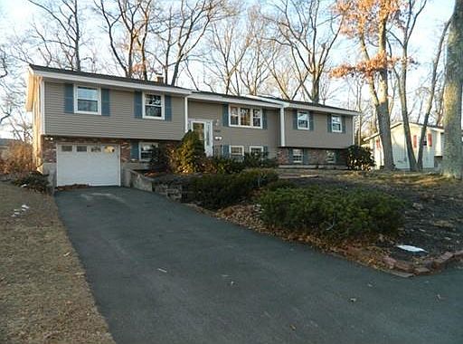 1st image of 4 Pocahontas Dr