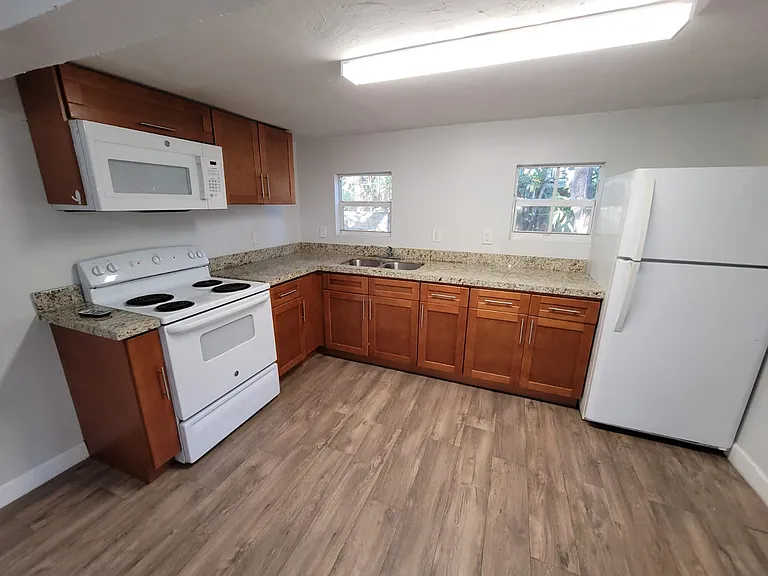 210 SW 7th St — Photo 11