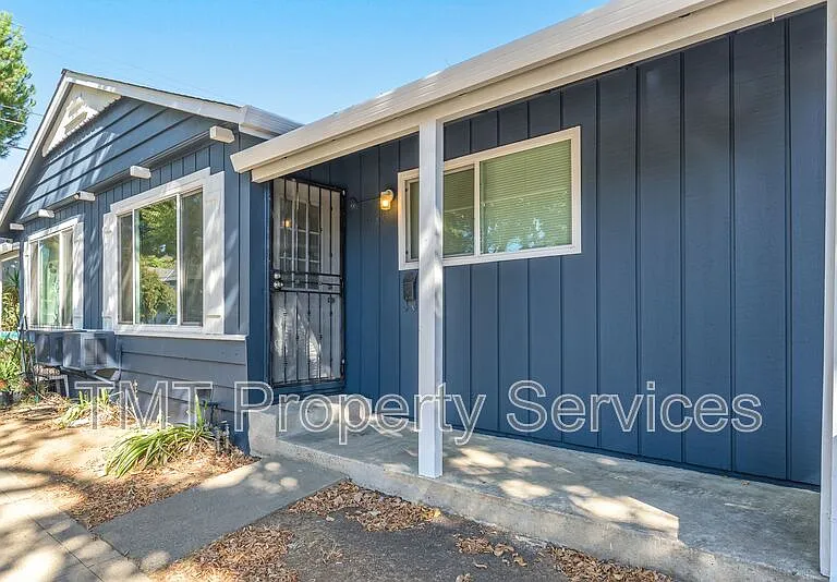 2431 33rd St — Photo 3