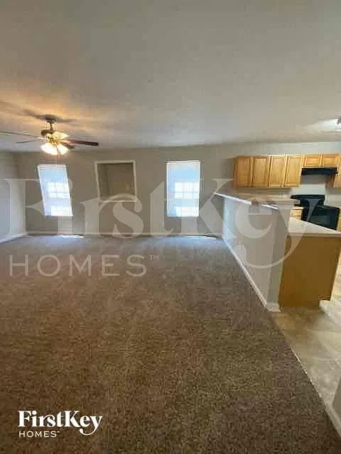 4 bed, 2.5 bath, 2500 sqft, $2,320 — Photo 3