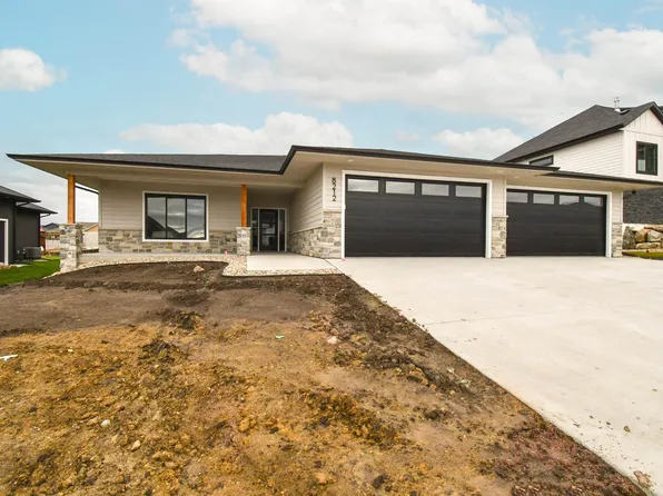 8212 E Wicker Ct, Sioux Falls, SD 57110