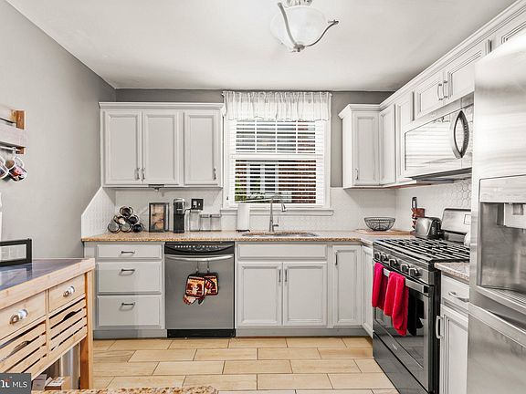 2nd image of 1110 Borbeck Ave