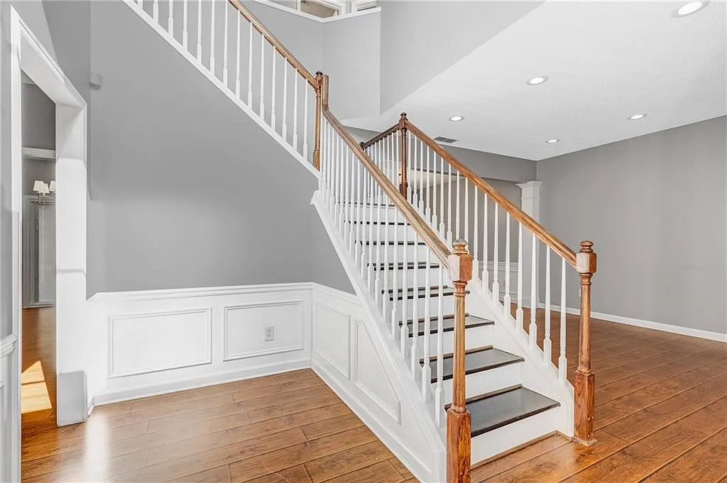 4 bed, 2.5 bath, 2160 sqft, $2,400 — Photo 3