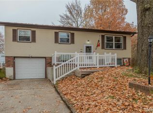 702 Saint Anthony Dr, Godfrey, IL 62035