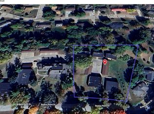 512 Breezy Point Dr, Clinton, IA 52732