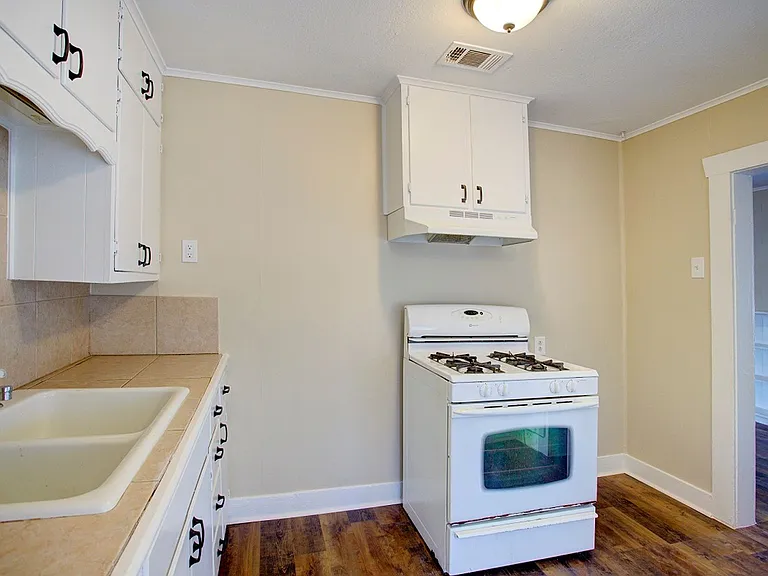 1308 Joslin St — Photo 8